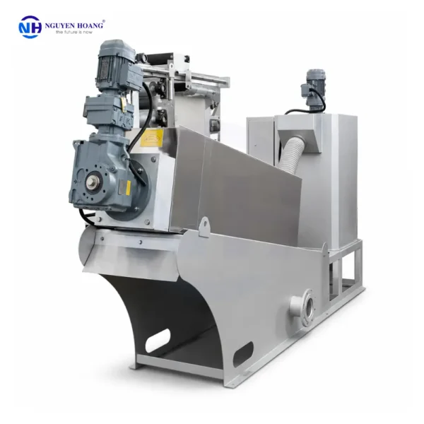 Máy ép bùn trục vít Long Dai EX-131 công suất xử lý 5–8 kgDS/h, cấu tạo bằng thép không gỉ SUS304, dùng để tách nước và giảm thể tích bùn trong hệ thống xử lý nước thải.